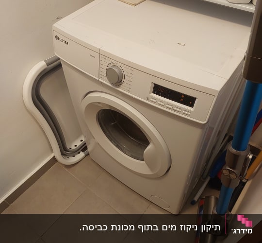מכונת כביסה לבנה עם כפתורים ותצוגה דיגיטלית